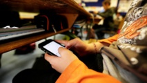 Asamblea francesa aprueba ley que prohíbe uso de móviles en escuelas