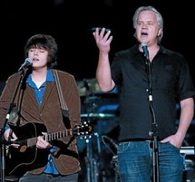 Tim Robbins, junto a su hijo Miles, en el homenaje al músico folk Pete Seeger, en mayo del 2009.