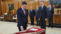Pedro Sánchez jurando su cargo ante el rey, por primera vez sin la presencia de un crucifijo Pedro Sánchez jurando su cargo ante el rey, por primera vez sin la presencia de un crucifijo