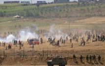 Manifestantes palestinos y soldados israelíes