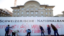 Activistas de Vollgeld ante el Banco central suizo