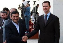 El presidente iraní, Ahmadi Nijad, y a la derecha, el presidente sirio, al Asad