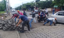 Policia desaloja a balazos barricadas en capital de Nicaragua Policia desaloja a balazos barricadas en capital de Nicaragua