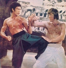 Bruce Lee golpea a Chuck Norris