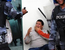 Policía reprime a maestros porque reclaman 3,600 millones que les robó la dictadura Policía reprime a maestros porque reclaman 3,600 millones que les robó la dictadura