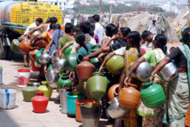 Mujeres haciendo cola para conseguir agua en la India