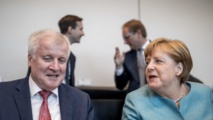 Seehofer-a la izquierda-y Merkel
