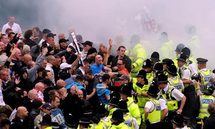 Los manifestantes de la EDL se enfrentan a la policía en Bradford