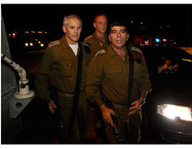 El jefe del ejército israelí, Gabi Ashkenazi, visita el lugar del ataque