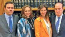 De izquierda a derecha, Dimas Gimeno y las hijas adoptivas de Isidoro Álvarez, Marta y Cristina