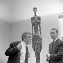 Giacometti-izquierda-ante una de sus esculturas Giacometti-izquierda-ante una de sus esculturas