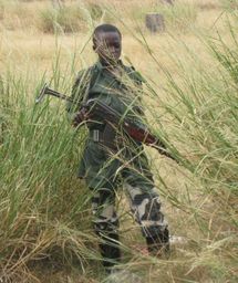 Un niño soldado miembro de los Mai Mai