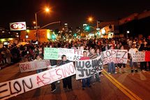 Manifestación en protesta por la muerte de un guatemalteco a manos de la policía de Los Angeles