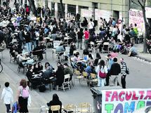Realizan una clase pública en Filosofía como protesta, ayer en Buenos Aires Realizan una clase pública en Filosofía como protesta, ayer en Buenos Aires