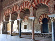 Medina Azahara, cuyo nombre proviene del árabe "medina-tu-sahrá", la ciudad de la flor Medina Azahara, cuyo nombre proviene del árabe "medina-tu-sahrá", la ciudad de la flor