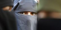 Una mujer con niqab