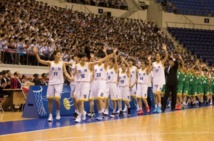 Mujeres coreanas, tanto del sur como del norte, formando el mismo equipo, en Pyongyang Mujeres coreanas, tanto del sur como del norte, formando el mismo equipo, en Pyongyang