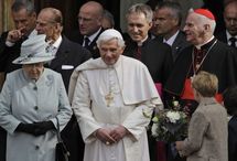 A la izquierda, la Reina britanica, y a la derecha, el Papa, obispo de Roma