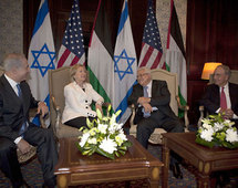 De izquierda a derecha, Netanyahu, Hillary Rodham Clinton, Abbas y Mitchell