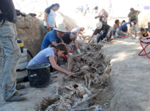 Miembros de la ARMH excavando una fosa en Milagros (Burgos).