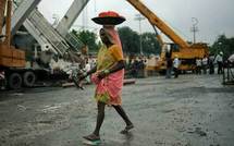 Una trabajadora pasa por delante del puente caído en el Nehru Stadium, en Nueva Delhi