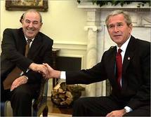 Allawi, a la izquierda, con Bush