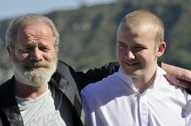 El director de 'Neds', Peter Mullan, y el protagonista de la película, Connor McCarron