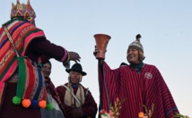 El presidente de Bolivia, Evo Morales-sosteniendo el cáliz-inaugura el II Foro de Civilizaciones Antiguas