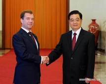 Dmitri Medvedev y, a la derecha, Hu Jintao