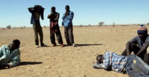 Emigrantes africanos en el desierto
