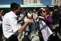 Enfrentamientos ayer, durante una manifestación en Israel en protesta por la separación de sexos en las dos aceras de las calles