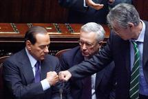Berlusconi, a la izquierda, choca su puño con Bossi, a la derecha. En el centro, Tremonti