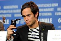 Gael García Bernal, director de uno de los cortos de Revolución