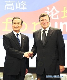 El primer ministro chino, Wen Jiabao y el presidente de la Comisión Europea, José Manuel Durao-Barroso