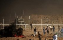 Palestinos y soldados israelíes en la valla de Gaza Palestinos y soldados israelíes en la valla de Gaza