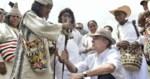 Santos con los indígenas