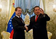 Dmitri Medvedev y, a la derecha, Hugo Chávez