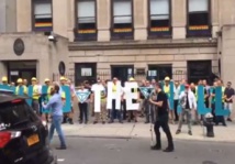 Los supremacistas sostienen las letras de la frase "build the wall"(construye el muro) Los supremacistas sostienen las letras de la frase "build the wall"(construye el muro)