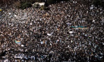 Miles de manifestantes protestando contra la nueva ley el sábado en Tel Aviv