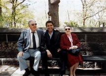 Obama y sus abuelos maternos, Madelyn y Stanley Dunham, en 1979. Su abuela fue vicepresidenta del Banco de Hawai, institución bancaria utilizada por diferentes pantallas de la CIA.