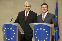 Boris Tadic, y a la derecha, el presidente de la Comisión Europea, Durao Barroso