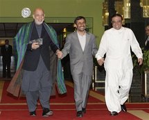 De izquierda a derecha, los presidentes de Afganistán, Karzai, de Irán, Ahmadi Nejad y de Pakistán, Asif Ali Zardari