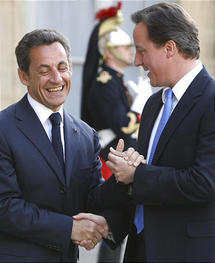 Sarkozy y a la derecha, Cameron
