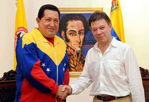 Hugo Chávez y, a la derecha, Juan Manuel Santos
