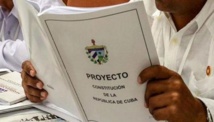 Un hombre lee el proyecto de constitución Un hombre lee el proyecto de constitución