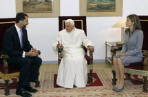 De izquierda a derecha, el príncipe de España, Felipe de Borbón, el Papa J. Ratzinger y L. Ortiz, la esposa de Felipe De izquierda a derecha, el príncipe de España, Felipe de Borbón, el Papa J. Ratzinger y L. Ortiz, la esposa de Felipe