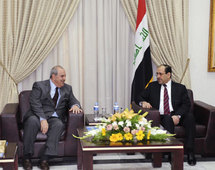 De izquierda a derecha, Iyad Alaui y Nuri al Maliki