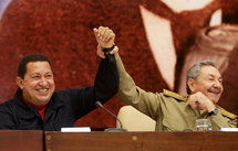 De izquierda a derecha, Hugo Chávez y Raúl Castro.