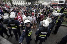 Policías y manifestantes en San José, Costa Rica.