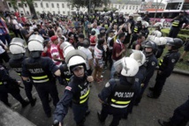 Policías y manifestantes en San José, Costa Rica. Policías y manifestantes en San José, Costa Rica.